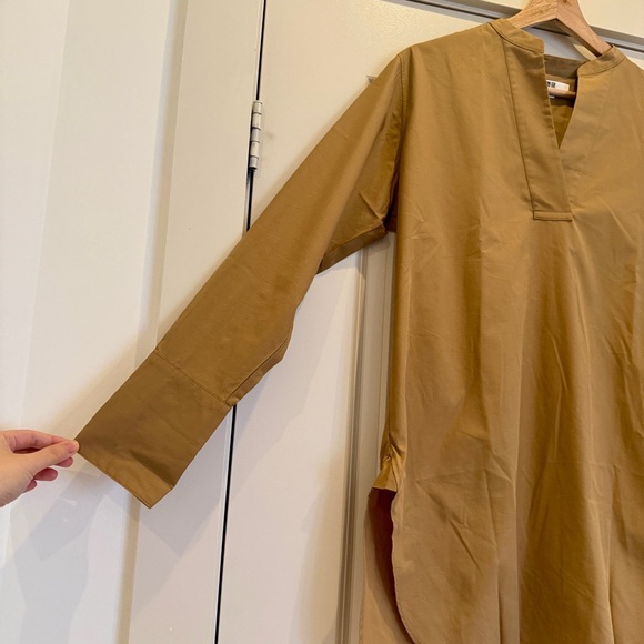 Like New‼️ Uniqlo Extra Fine Cotton Beige V-Neck Long Blouse Shirt, Size S - Picture 8 of 16